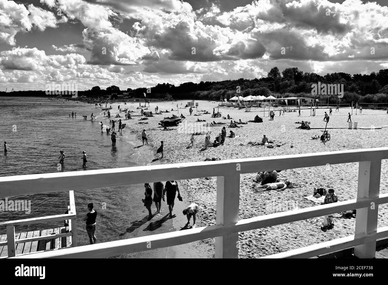 Die Menschen ruhen sich an einem heißen Sommertag auf dem Strand aus. Golf von Danzig, Ostsee, Danzig Brzezno, Polen. Stockfoto