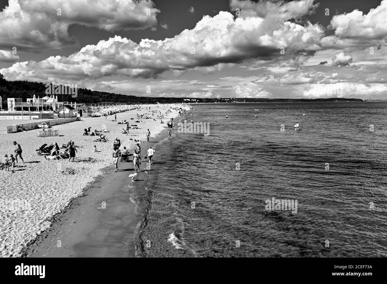 Die Menschen ruhen sich an einem heißen Sommertag auf dem Strand aus. Golf von Danzig, Ostsee, Danzig Brzezno, Polen. Stockfoto