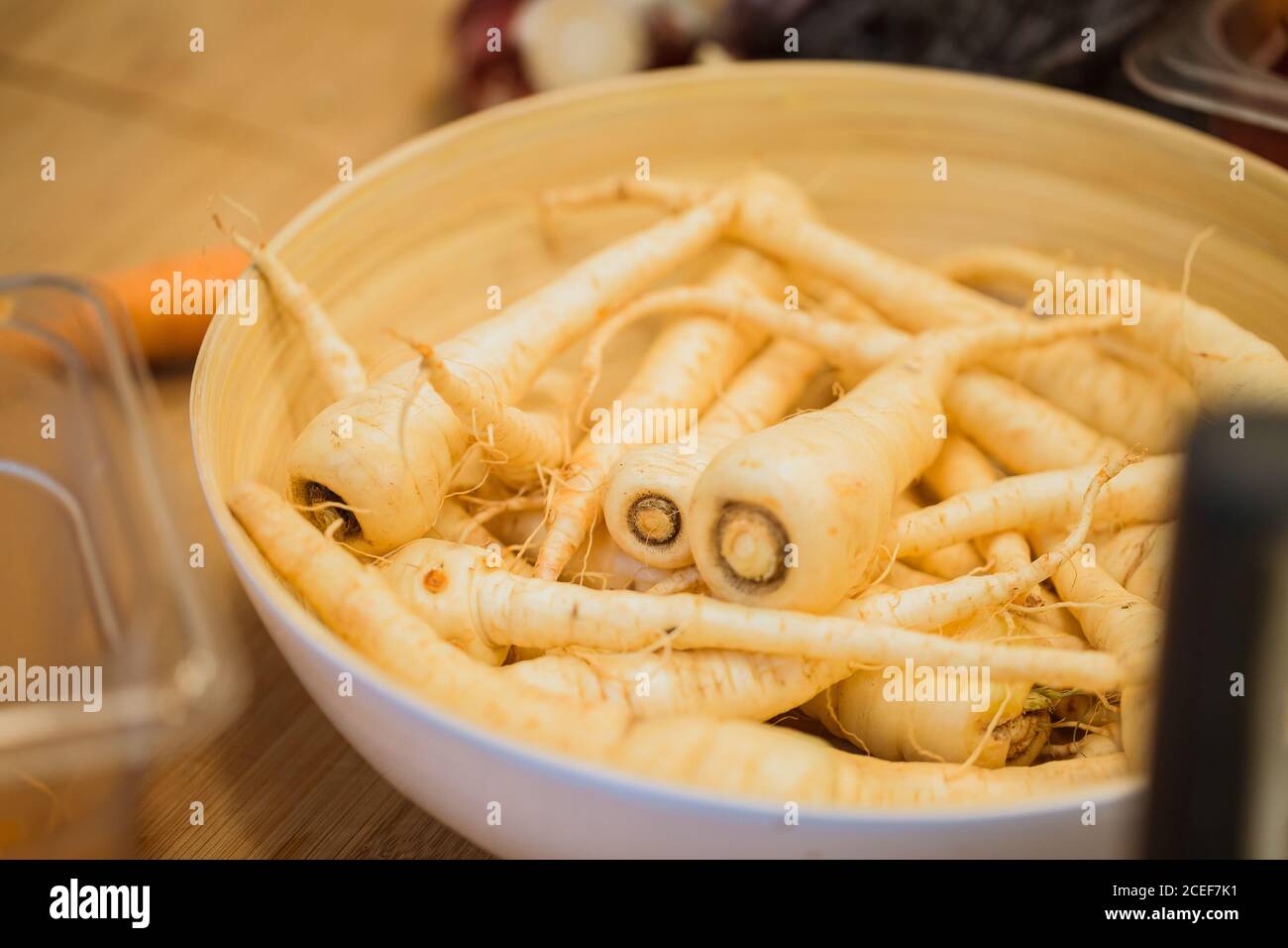 Nahaufnahme weisse essbare Wurzeln in Holzschüssel in der Küche. Stockfoto