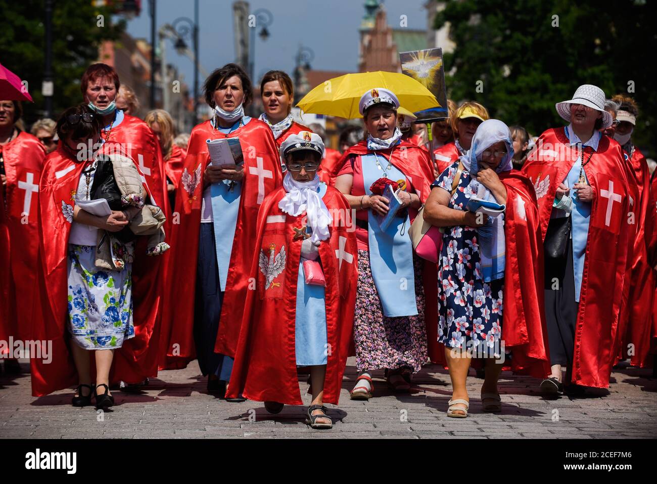 Anhänger der extremistischen katholischen Vereinigung Ritterorden Christus der König nehmen an einer Prozession zur Bekehrung der Feinde der Heimat und zum letzten Heil der Welt Teil. Stockfoto