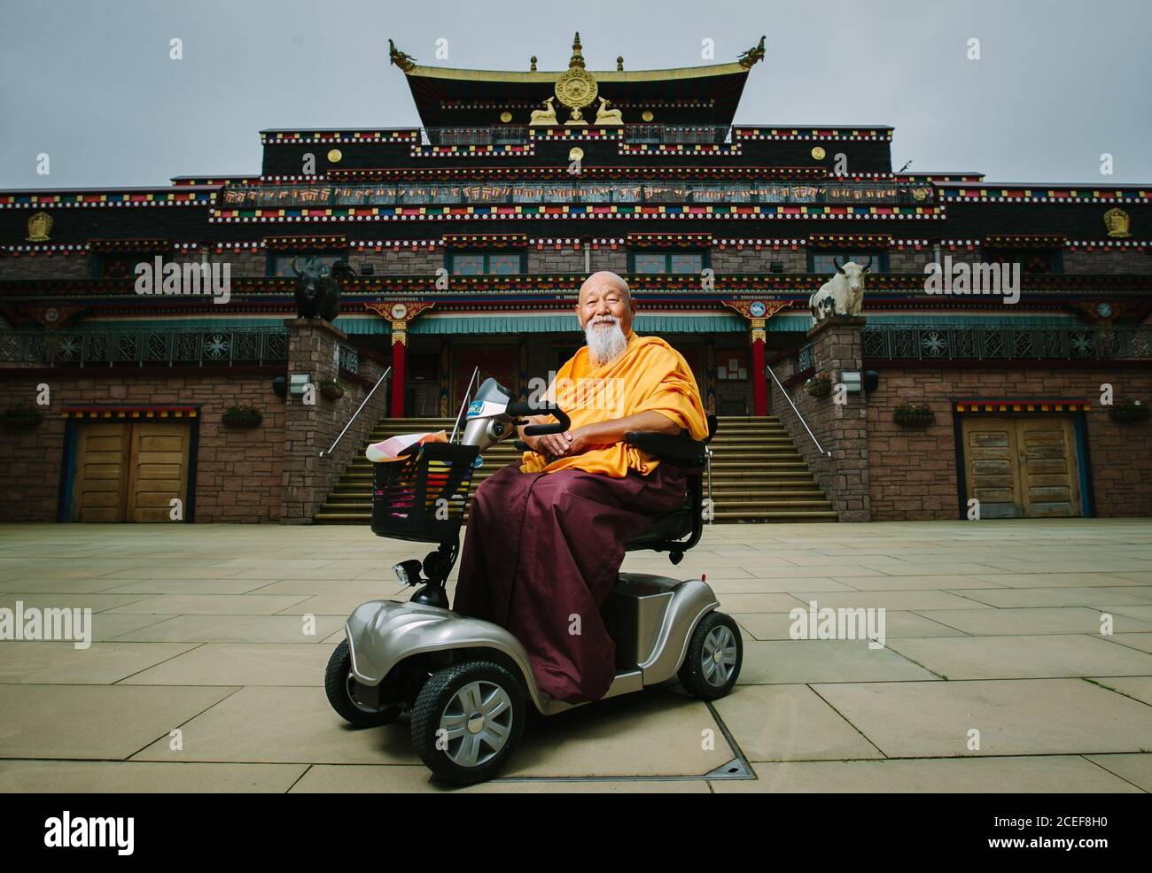 Buddhistischer Mönch, Lama Yeshe Losal Rinpoche, in der tibetischen Klosteranlage Samye Ling, in der Nähe von Lockerbie, Dumfries und Galloway, Schottland, Großbritannien. Stockfoto