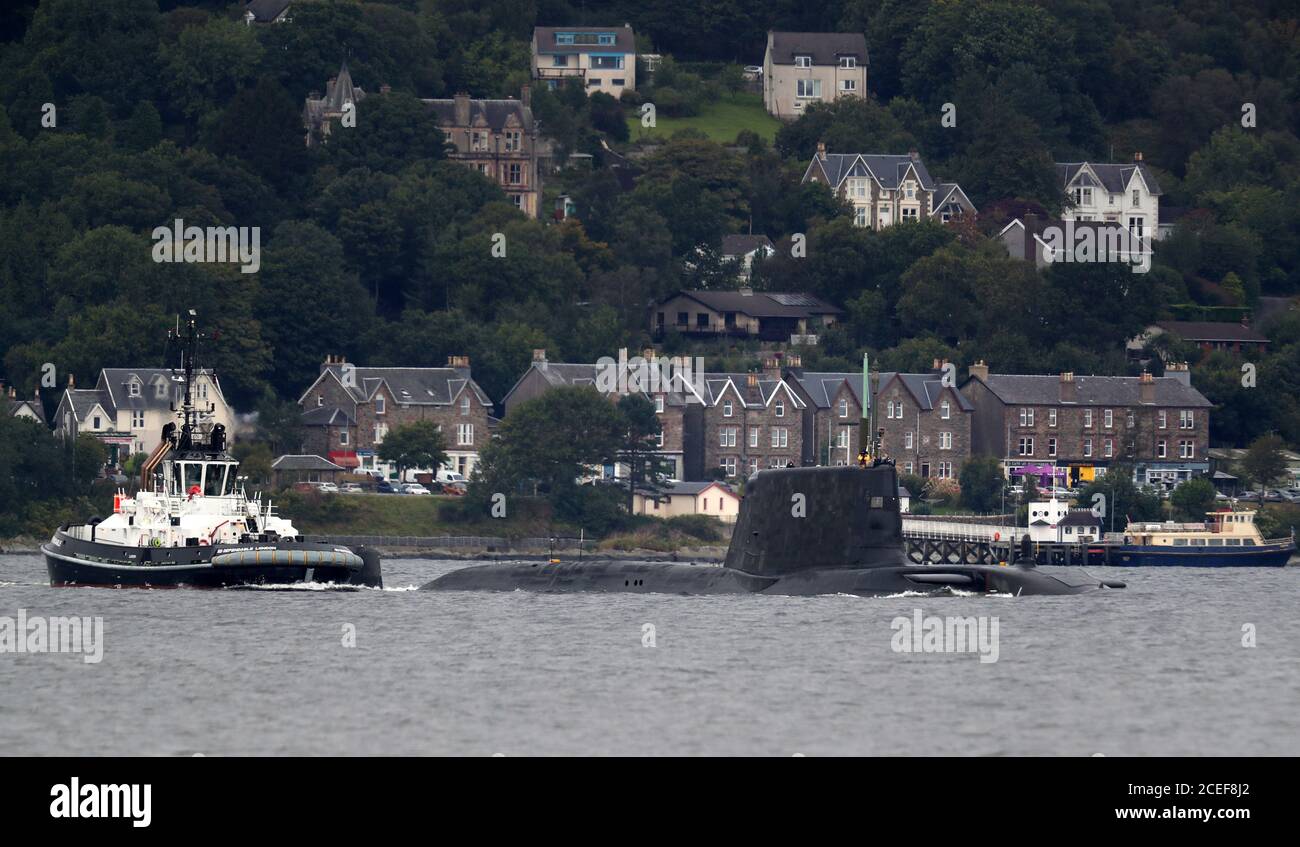 Eines der sieben nuklearbetriebenen Angriffsunterseeboote der Royal Navy bewegt sich am Eingang zum Holy Loch und Loch Long in der Nähe von Kilcurggan in Argyll und Bute durch das Wasser. Stockfoto