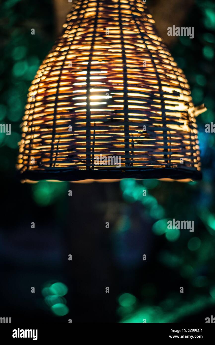 Bambus Lampenschirm in bunten Beleuchtung Baum Stockfotografie - Alamy