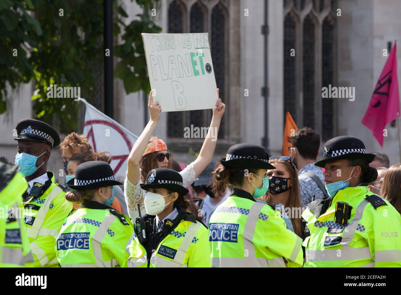 London, Großbritannien, 1. Sept. 2020: Die Rebellion des Aussterbens Demonstranten marschierten auf dem Parliament Square und durchbrochen die Polizeilinien, um die umliegenden Straßen zu schließen. Es wurden einige Verhaftungen vorgenommen. Die Umweltaktivisten fordern die Abgeordneten auf, das "Climate and Ecological Emergencies Bill" (CEE Bill) zu unterstützen. Anna Watson/Alamy Live News Stockfoto