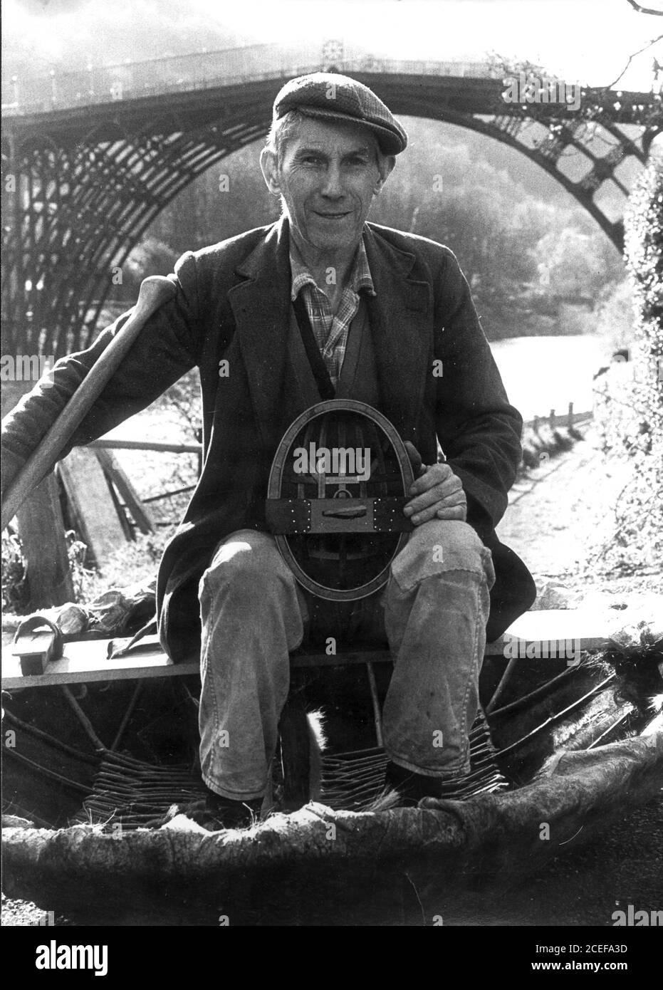 Coracle Maker Eustace Rogers auf dem Fluss Severn bei Ironbridge Im Jahr 1977 Stockfoto