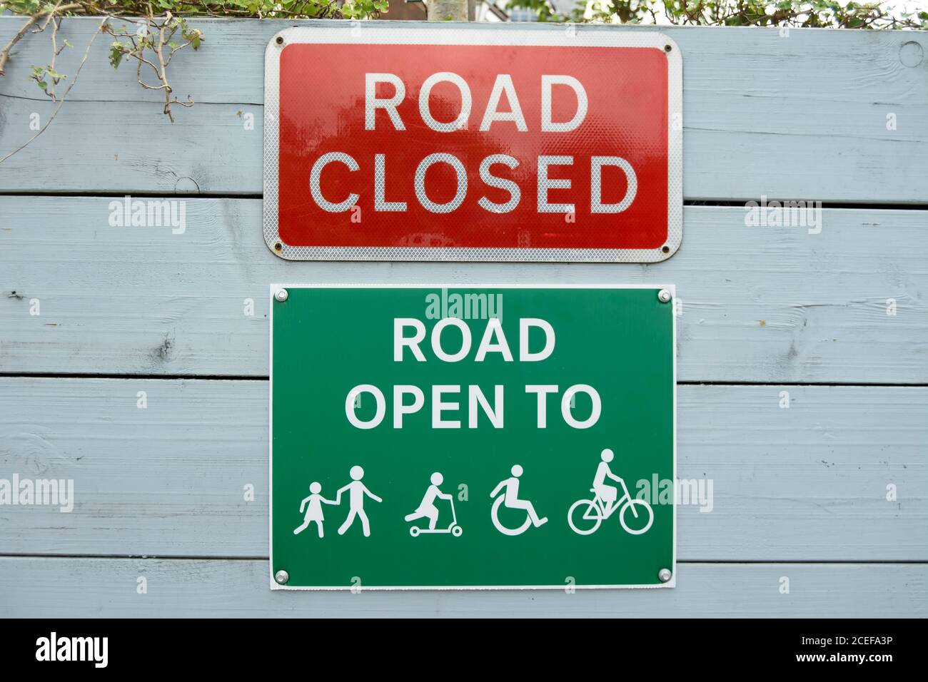 Straße geschlossen Schild über Straße offen zu unterzeichnen, Auflistung der Verkehrsteilnehmer, die permiited Benutzer sind, in der Kirche Straße, isleworth, middlesex, england Stockfoto