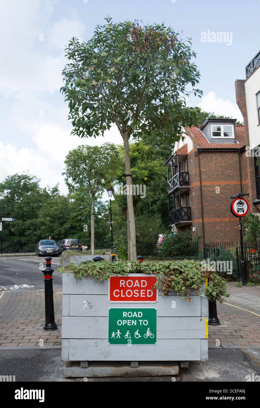 Pflanzmaschine auf der Straße, die als modaler Verkehrsfilter auf der Kirchenstraße, isleworth, middlesex, england, dient, wodurch der Zugang zu Kraftfahrzeugen eingeschränkt wird Stockfoto