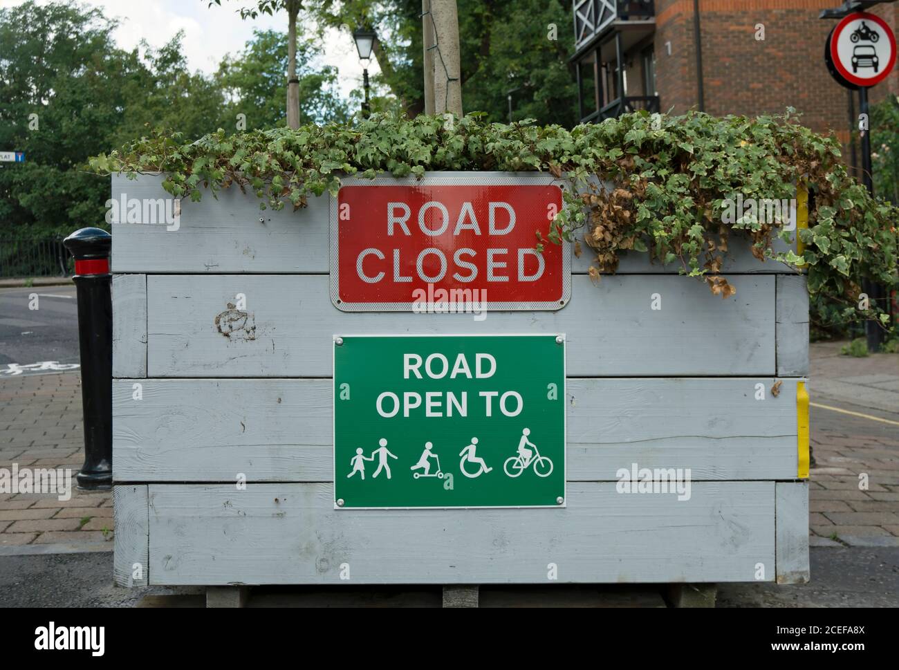 Straße geschlossen Schild über Straße offen zu unterzeichnen, Auflistung der Verkehrsteilnehmer, die permiited Benutzer sind, in der Kirche Straße, isleworth, middlesex, england Stockfoto