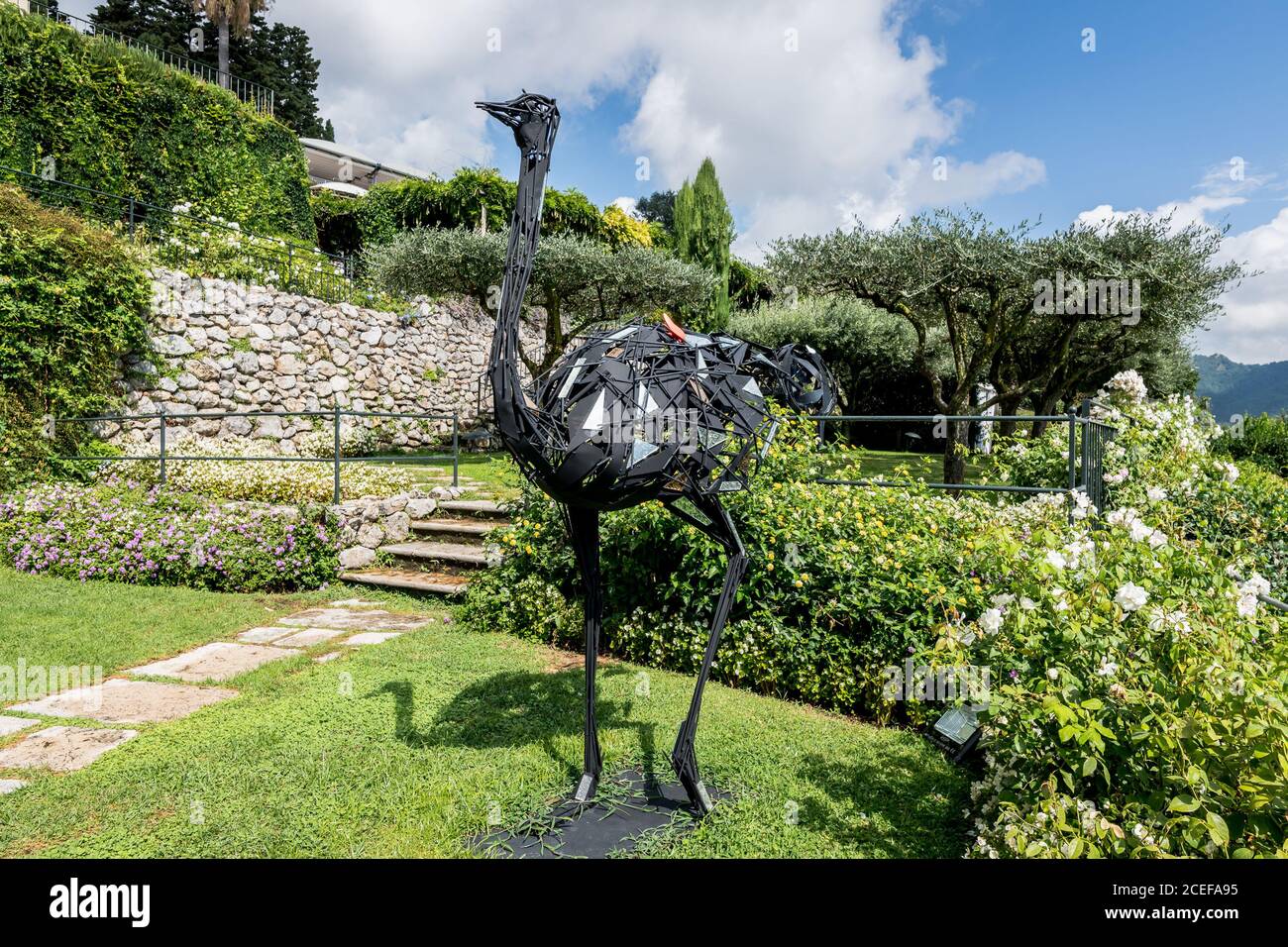 Aufnahmen von den üppigen Gärten und atemberaubende Ausblicke vom berühmten Luxushotel Belmond Hotel Caruso in Ravello, Amalfiküste, Italien. Stockfoto