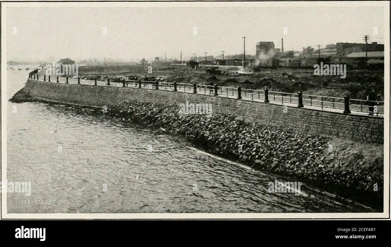 . Städtebauliche Fortschritte in den Vereinigten Staaten, 1917. Semi-publicbuildings, der genaue Plan für diese noch nicht entschieden, aber es wird vorgeschlagen, eine Akademie der Wissenschaften, ein kommunales Kasino und eine neue Unionstation auf einem Teil dieses Landes zu lokalisieren. Riverfro7it Development. – der Boden, der für Parkzwecke zurückgewonnen wird, ist nur ein Teil des gesamten Projekts. Ein großer Teil der Arbeit der Kommission liegt hinter dem Fluss und über dem heutigen Parkgelände. Im Sommer 1916 und im laufenden Jahr baut die Kommission einen etwa 800 Teet langen und über 250 Teeteich Stockfoto