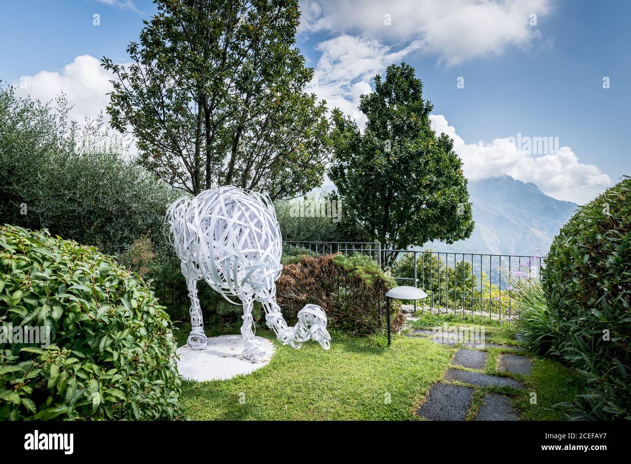 Aufnahmen von den üppigen Gärten und atemberaubende Ausblicke vom berühmten Luxushotel Belmond Hotel Caruso in Ravello, Amalfiküste, Italien. Stockfoto