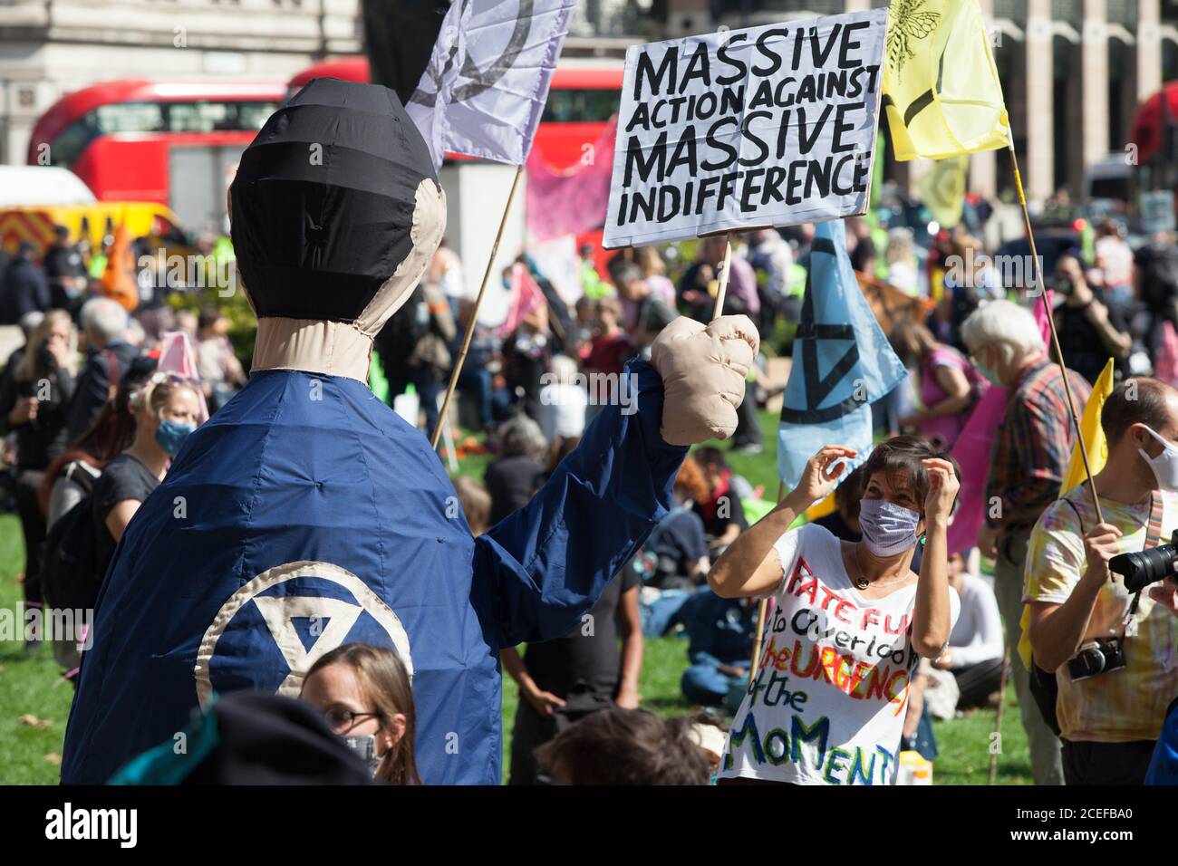 London, Großbritannien, 1. Sept. 2020: Die Rebellion des Aussterbens Demonstranten marschierten auf dem Parliament Square und durchbrochen die Polizeilinien, um die umliegenden Straßen zu schließen. Es wurden einige Verhaftungen vorgenommen. Die Umweltaktivisten fordern die Abgeordneten auf, das "Climate and Ecological Emergencies Bill" (CEE Bill) zu unterstützen. Anna Watson/Alamy Live News Stockfoto