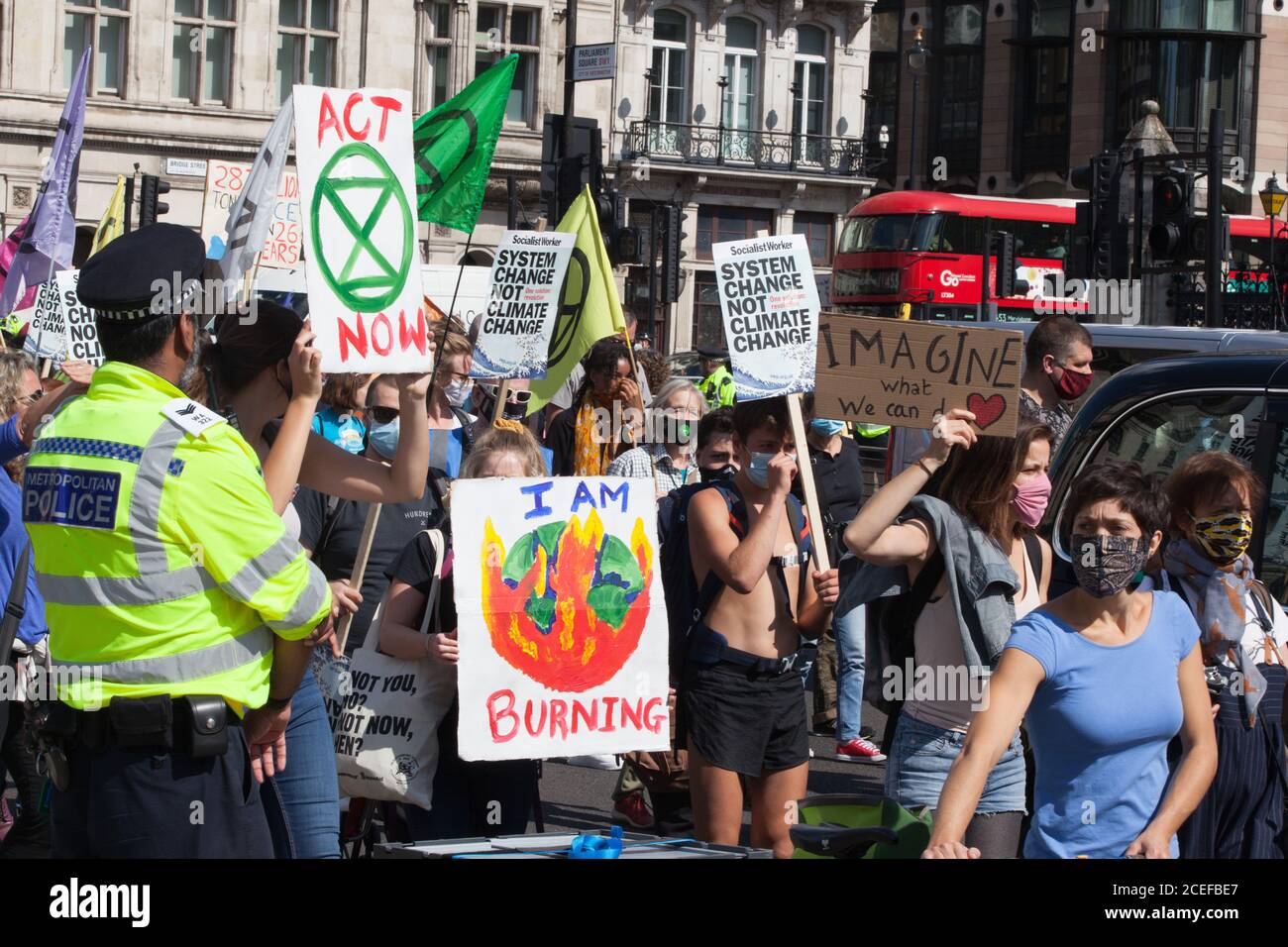 London, Großbritannien, 1. Sept. 2020: Die Rebellion des Aussterbens Demonstranten marschierten auf dem Parliament Square und durchbrochen die Polizeilinien, um die umliegenden Straßen zu schließen. Es wurden einige Verhaftungen vorgenommen. Die Umweltaktivisten fordern die Abgeordneten auf, das "Climate and Ecological Emergencies Bill" (CEE Bill) zu unterstützen. Anna Watson/Alamy Live News Stockfoto