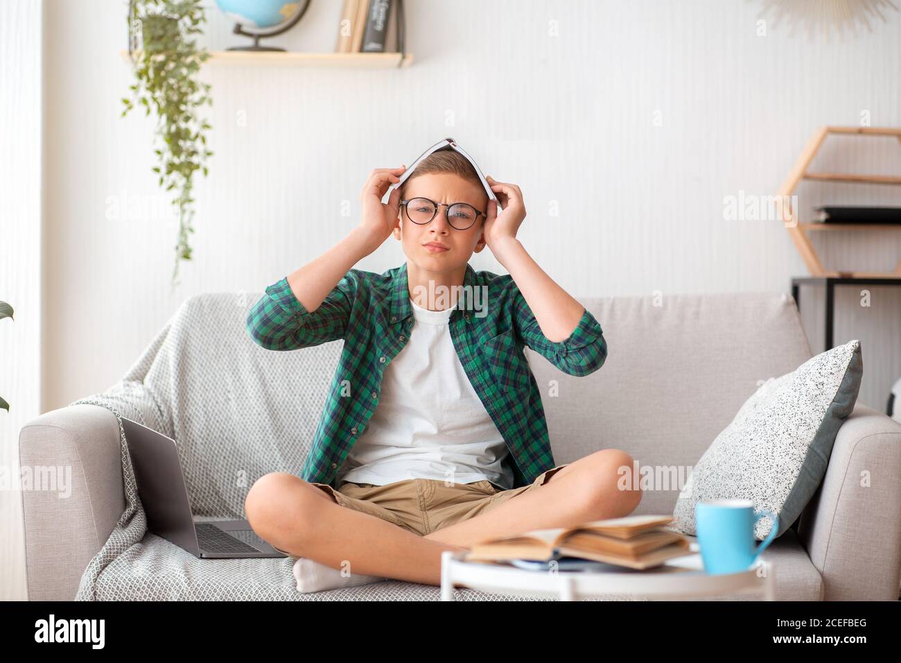 Müde Schuljunge brauchen Pause, Studium zu Hause allein Stockfoto