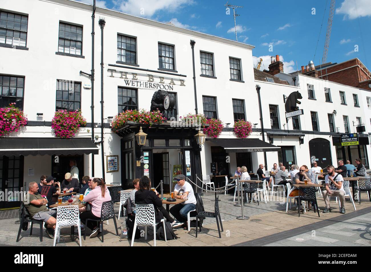 Maidenhead, Berkshire, Großbritannien. September 2020. Geschäftiges Mittagssessen vor dem JD Weatherspoon Pub The Bear in Maidenhead. Obwohl die Regierung essen, um zu helfen, 50% Rabatt-Regelung für Mahlzeiten gestern endete, Pub-Betreiber JD Wetherspoon haben ihre eigenen Rabatt-Regelung für Kunden eingerichtet. Die Preise für Speisen und Getränke in ihren Pubs werden montags, dienstags und mittwochs bis zum 11. November 2020 ermäßigt. Quelle: Maureen McLean/Alamy Live News Stockfoto
