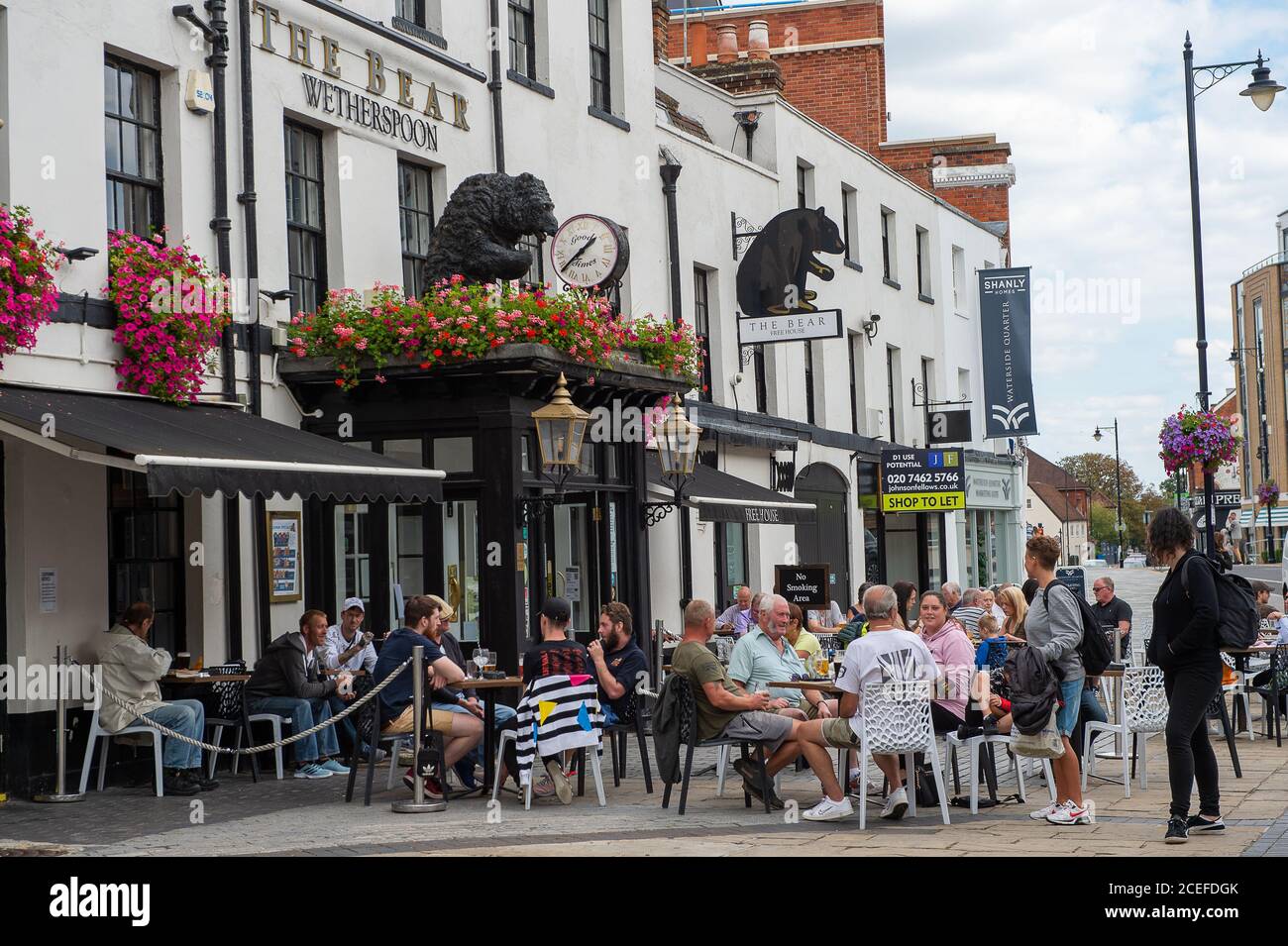 Maidenhead, Berkshire, Großbritannien. September 2020. Geschäftiges Mittagssessen vor dem JD Weatherspoon Pub The Bear in Maidenhead. Obwohl die Regierung essen, um zu helfen, 50% Rabatt-Regelung für Mahlzeiten gestern endete, Pub-Betreiber JD Wetherspoon haben ihre eigenen Rabatt-Regelung für Kunden eingerichtet. Die Preise für Speisen und Getränke in ihren Pubs werden montags, dienstags und mittwochs bis zum 11. November 2020 ermäßigt. Quelle: Maureen McLean/Alamy Live News Stockfoto