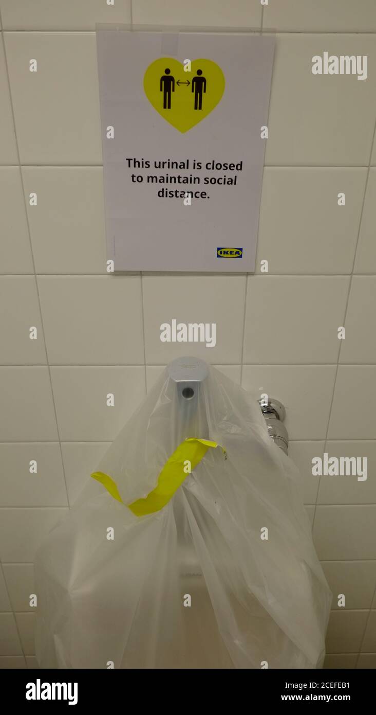 Badezimmer Urinal geschlossen wegen sozialer Distanzierung. IKEA Paramus, New Jersey Stockfoto