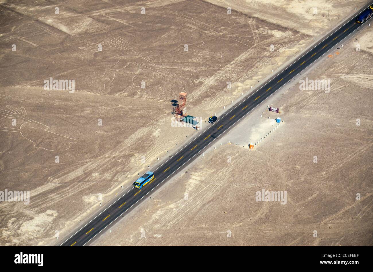 Panamerikanische Autobahn in der Nähe von Nazca geoglyph Lines in Peru. Fahrzeugparks am Aussichtsturm neben alten Figuren von Hand und Baum in Peru. Stockfoto