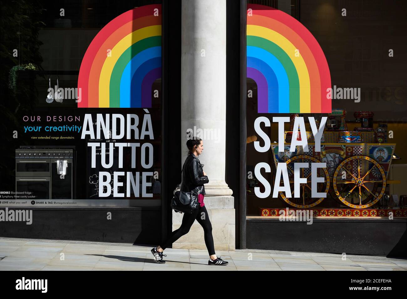 London, Großbritannien. September 2020. Eine Person geht an einem hellen (zweisprachigen) sozialen Distanzierungsschild in der Regent Street vorbei. Kredit: Stephen Chung / Alamy Live Nachrichten Stockfoto