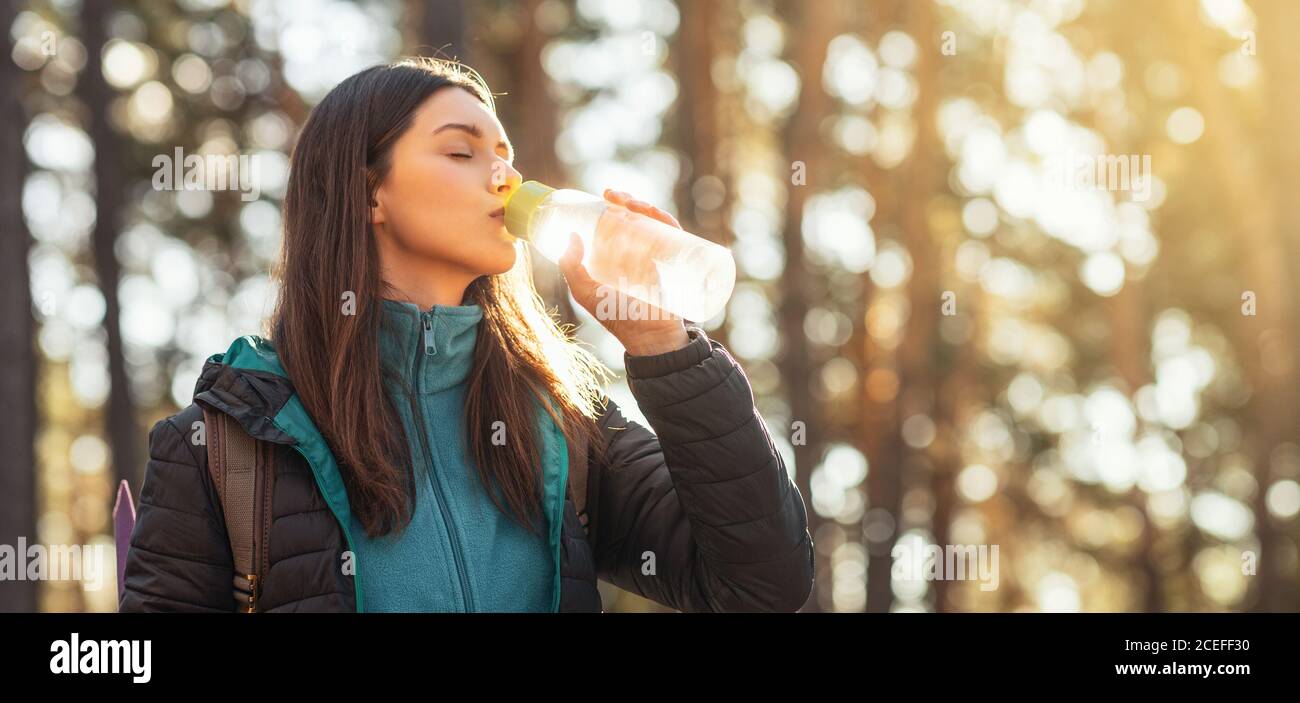 Profilfoto der Frau, die Wasser im Wald trinkt Stockfoto