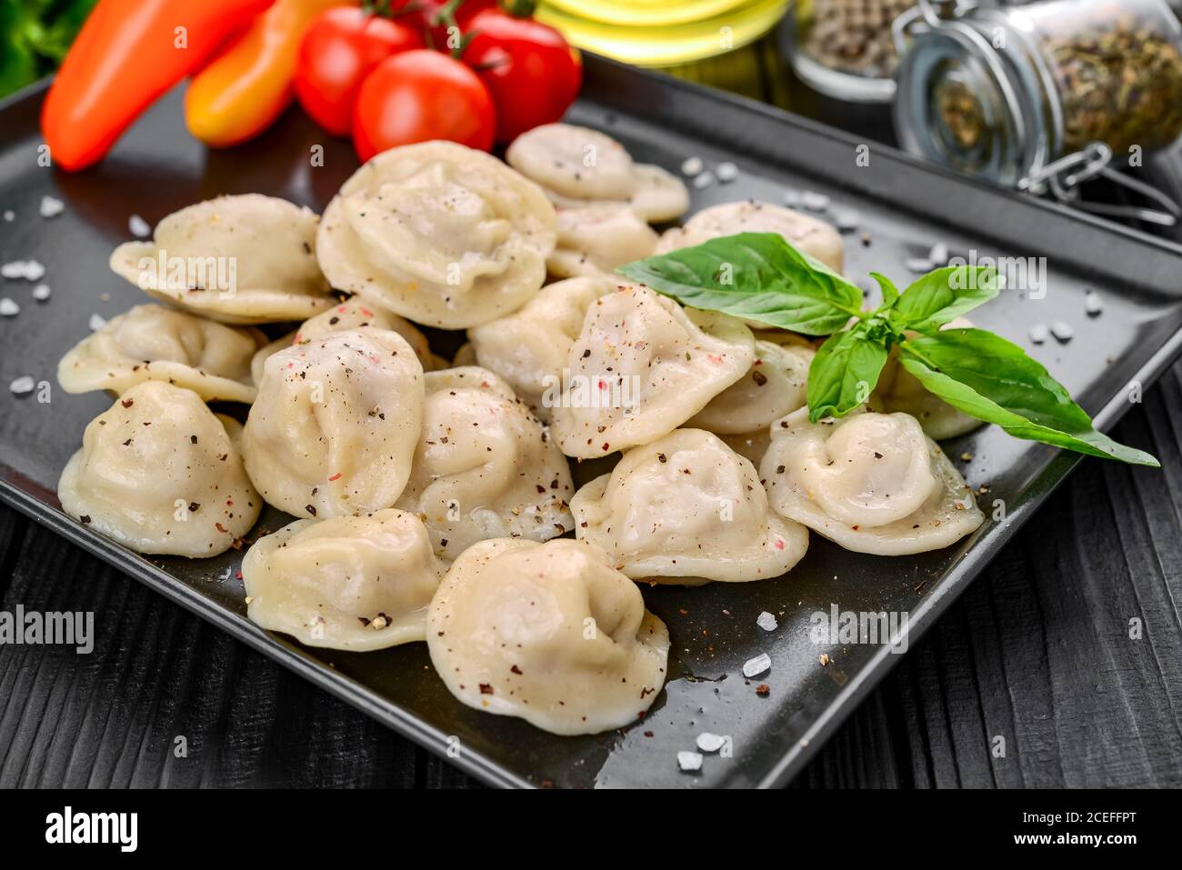 Traditionelle Knödel mit Fleisch, handgemachte, leckere Speisen Stockfoto