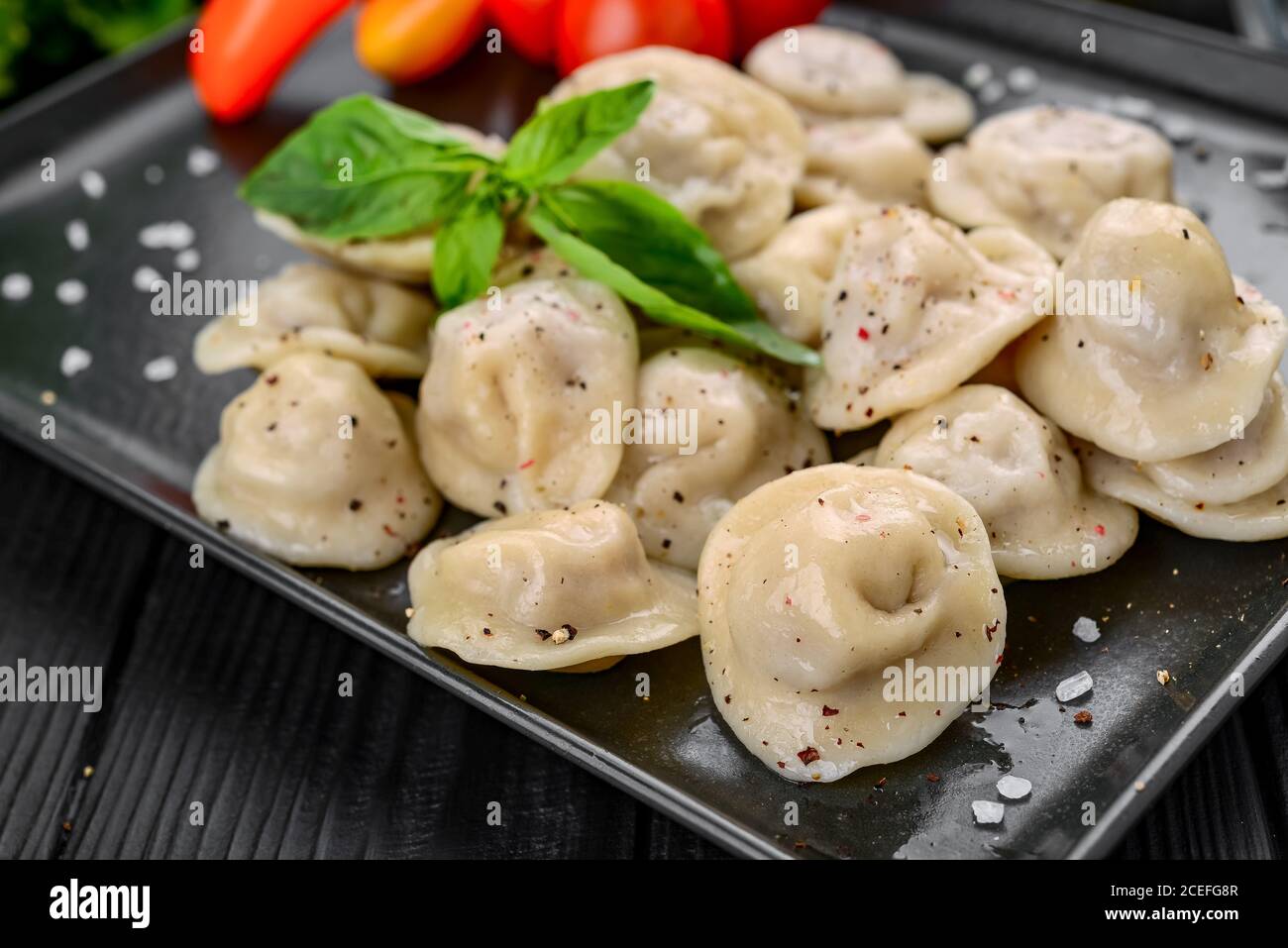 Traditionelle Knödel mit Fleisch, handgemachte, leckere Speisen Stockfoto