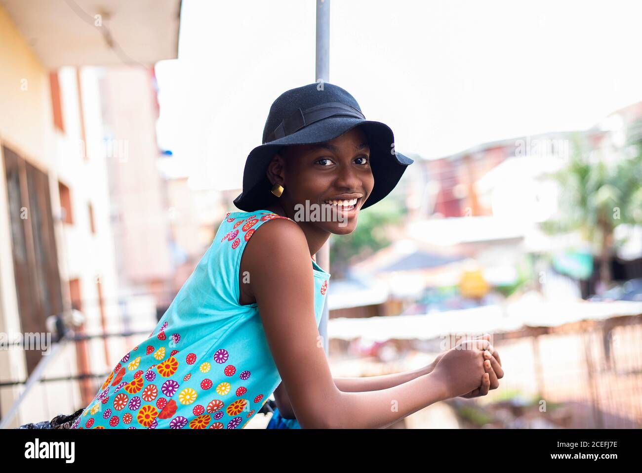 Ein schwarzes nigerianisches Mädchen im Balkon Stockfoto