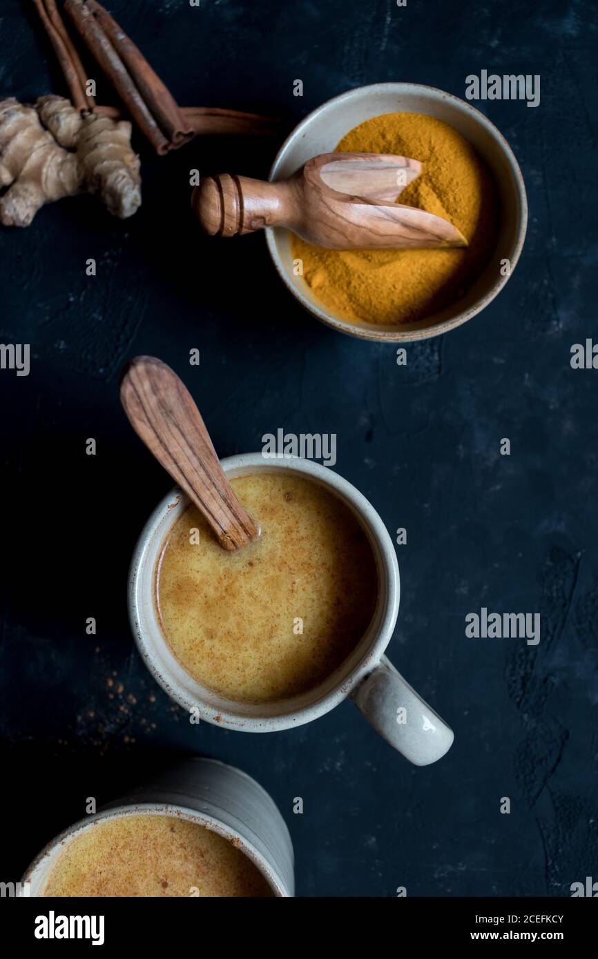 Schüssel mit Gewürzen in der Nähe von Kaffee stehen Stockfoto