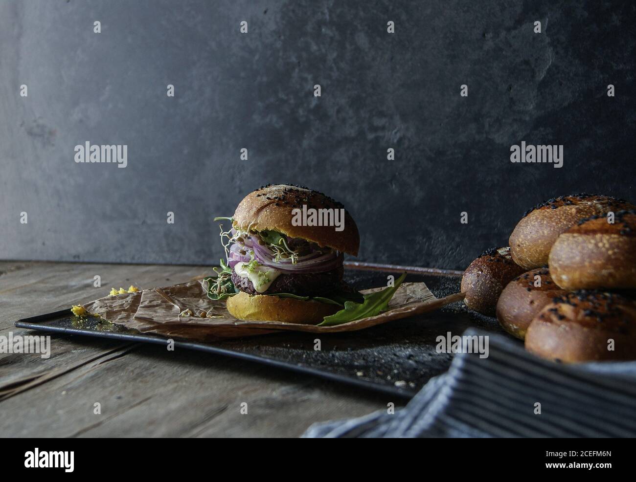 Leckerer Hamburger mit Linsen und purpurner Karotte Stockfoto