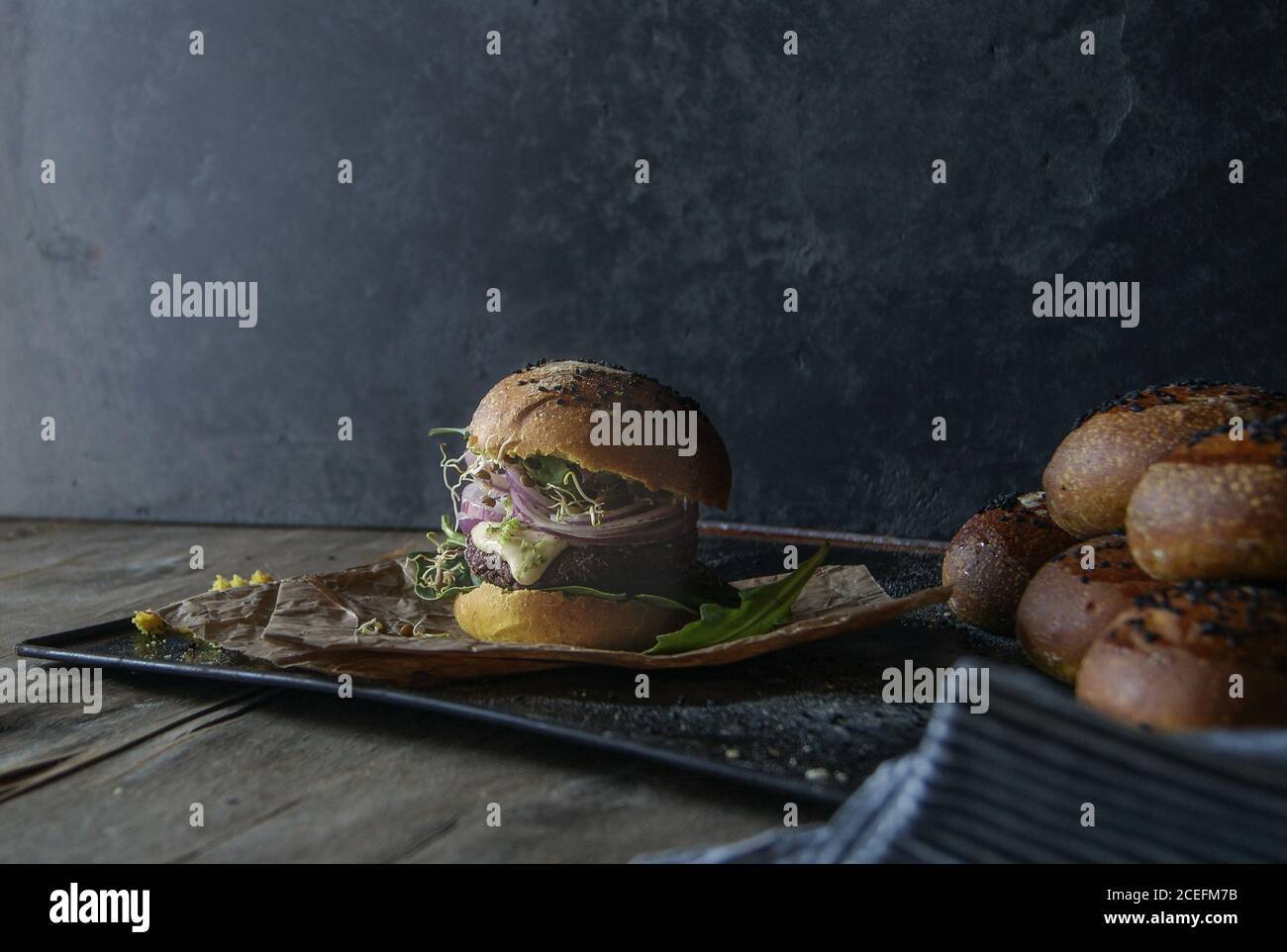 Leckerer Hamburger mit Linsen und purpurner Karotte Stockfoto