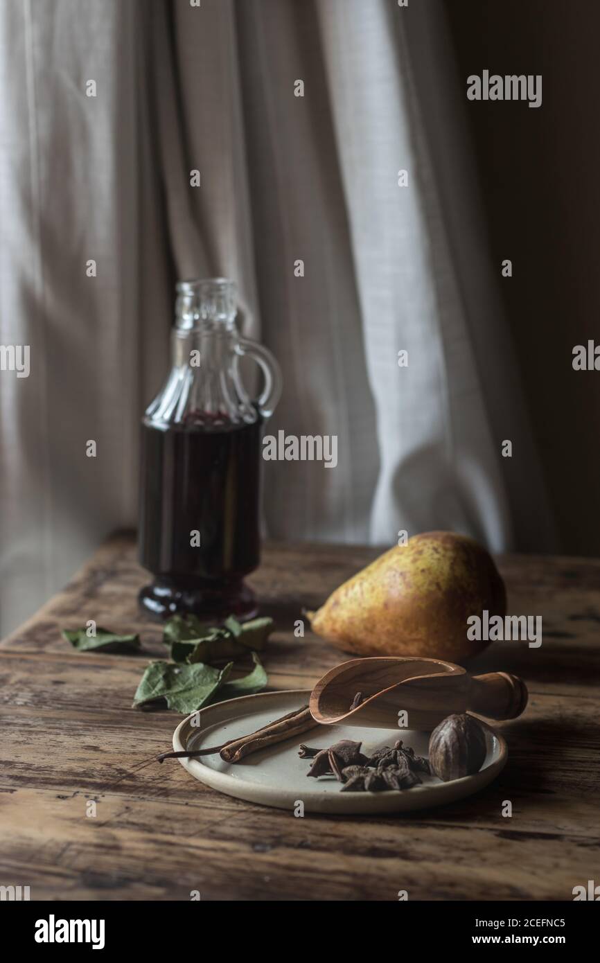 Frische Birnen neben Gewürzen und Wein Stockfoto