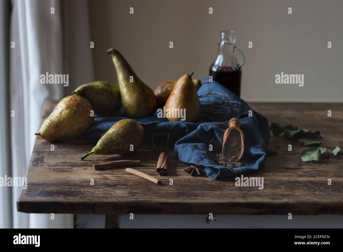 Frische Birnen neben Gewürzen und Wein Stockfoto