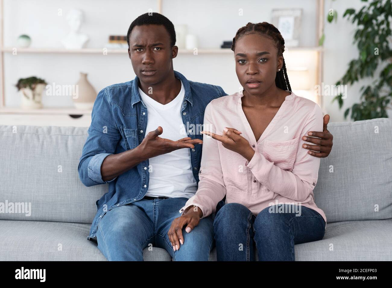 Missverständnis Der Beziehung. Verwirrt Schwarzes Paar sitzt auf der Couch im Büro des Familienberaterin Stockfoto