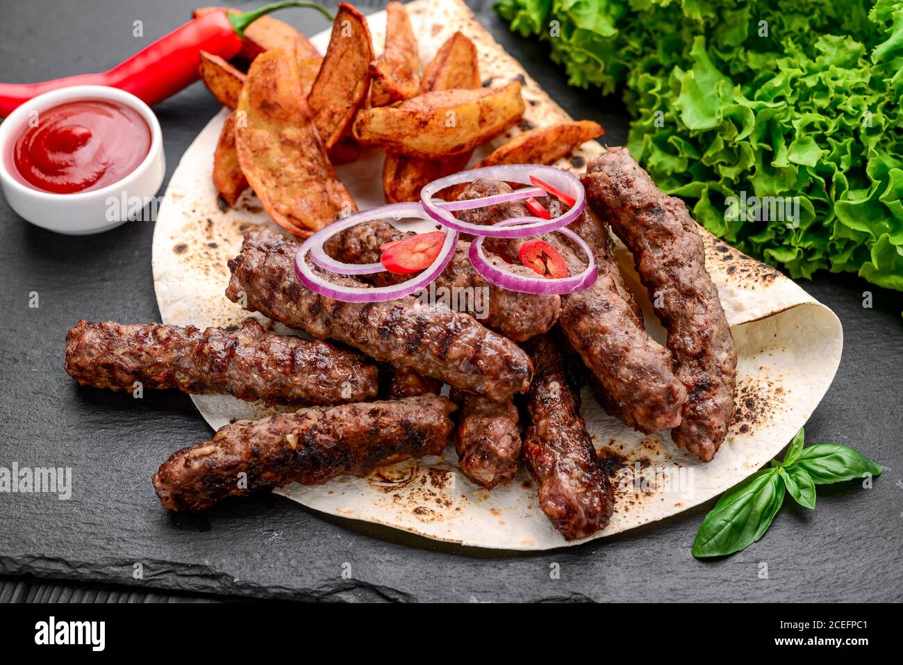 lula Kebab mit Kartoffeln, Gemüse und Sauce Stockfoto