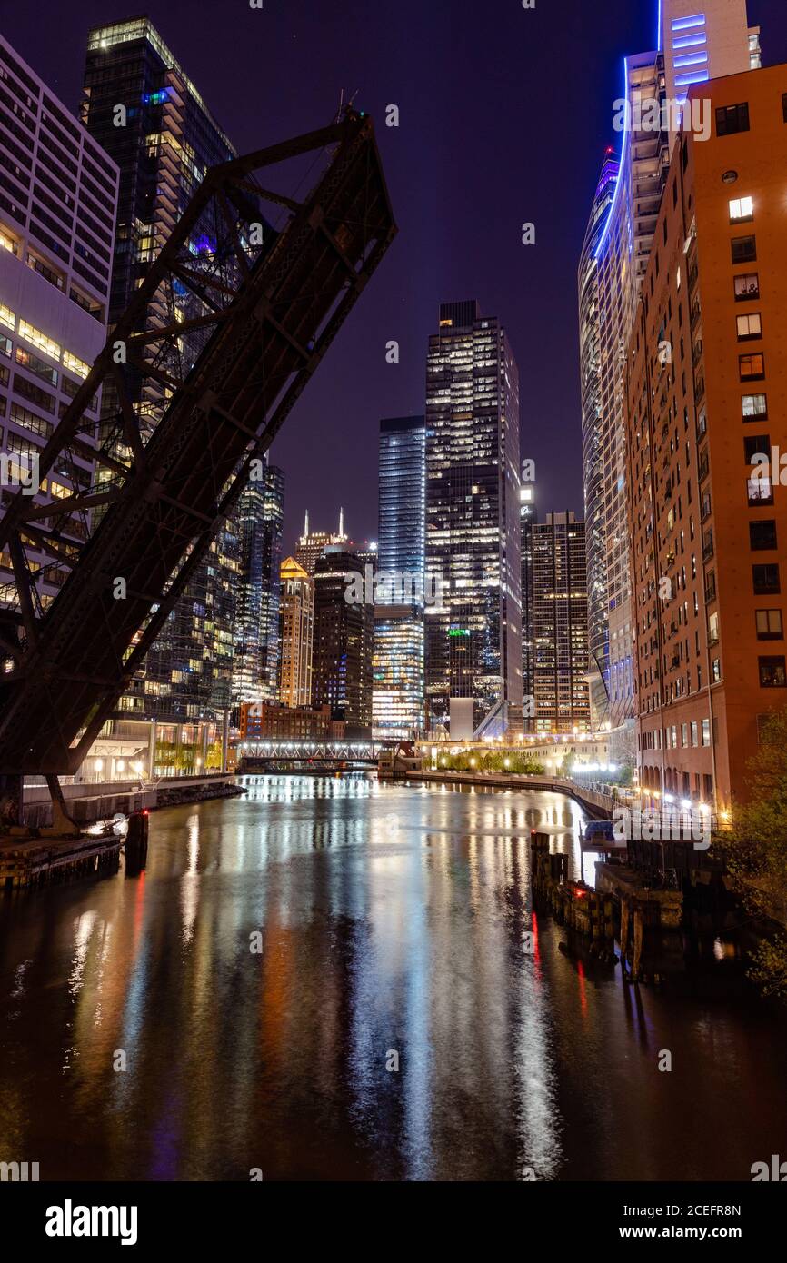 Vertikale Aufnahme einer schönen Stadt in Chicago bei Nacht Stockfoto