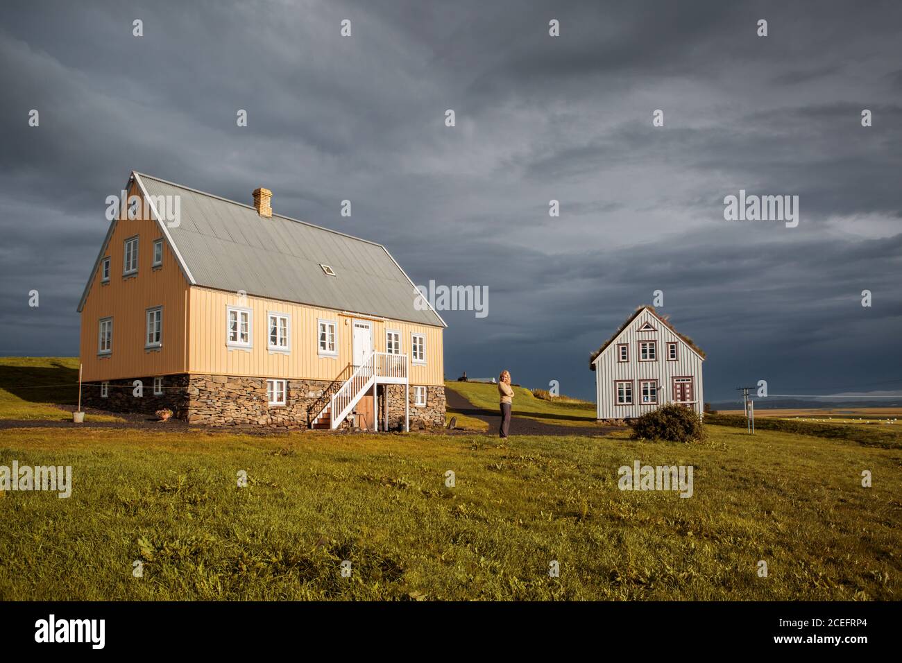 Landhaus mit Stroh?Dach steht zwischen riesigen Champ in fröhlich Tag in Island Stockfoto