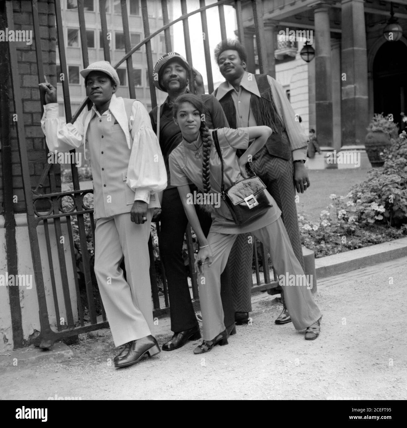 Die amerikanische Soul-Gruppe The Elgins posiert auf einer Londoner Straße während ihrer UK-Tour, nach dem Erfolg in den britischen Charts ihres Songs Heaven Must Have Sent You in 1971 Stockfoto
