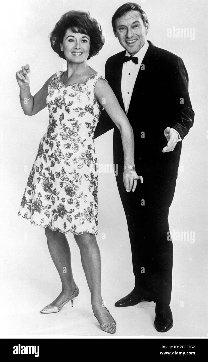 Pearl Carr und Teddy Johnson, der Mann und die Frau, die in den Jahren 1950s und 1960s im Unterhaltungsgeschäft tätig waren. Sie waren oft auf englischen Fernsehen leichte Unterhaltungsshows und nahm am Eurovision Song Contest, Zweiter im Jahr 1959. Stockfoto