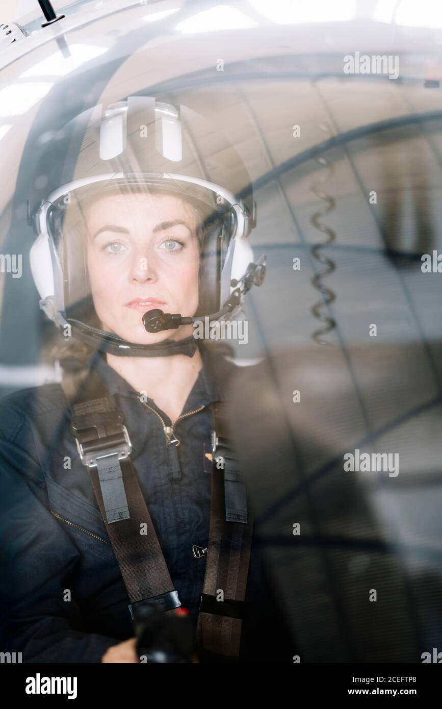 Pilot Mädchen in ihrem Hubschrauber. Stockfoto