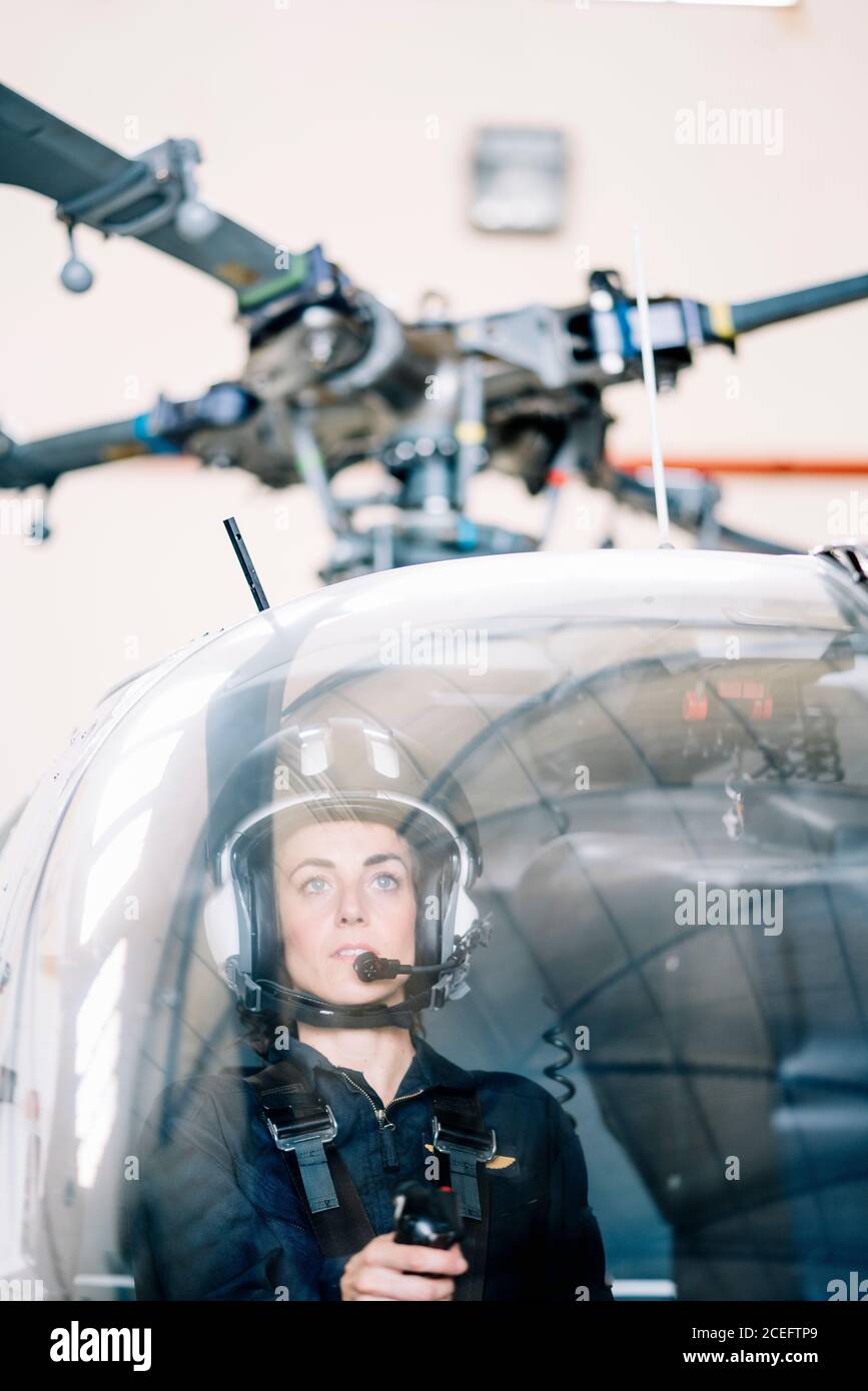 Pilot Mädchen in ihrem Hubschrauber. Stockfoto