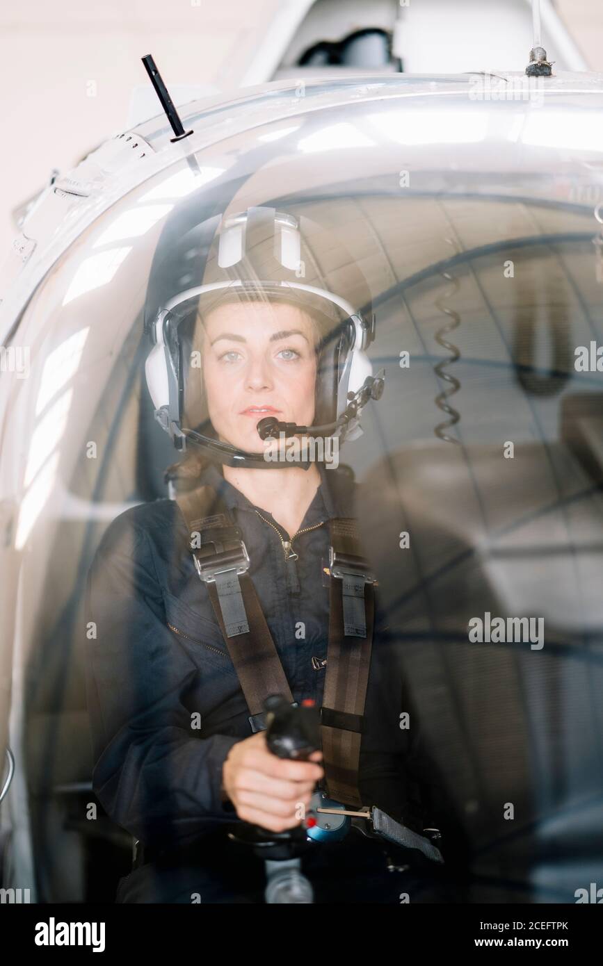 Pilot Mädchen in ihrem Hubschrauber. Stockfoto