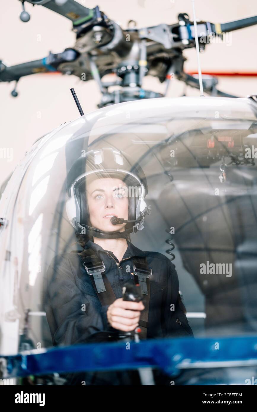 Pilot Mädchen in ihrem Hubschrauber. Stockfoto