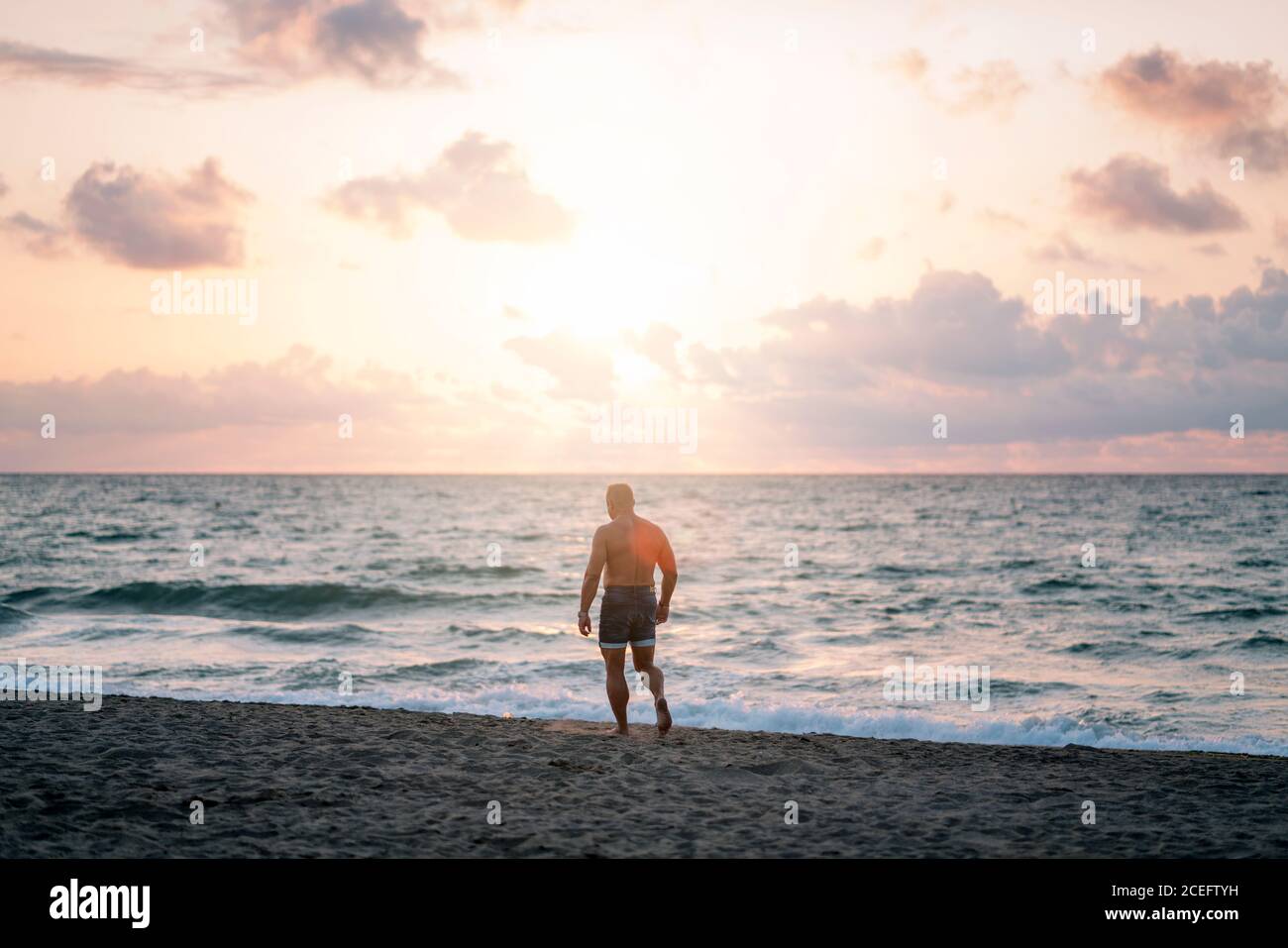 Alt muskulöser mann am strand Fotos und Bildmaterial in hoher Auflösung Alamy