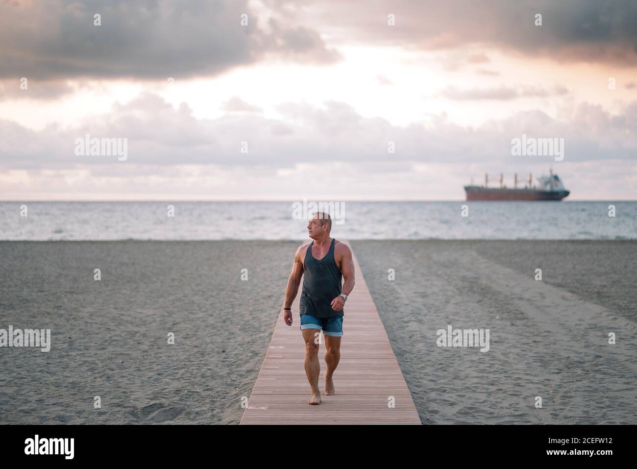 Alt muskulöser mann am strand Fotos und Bildmaterial in hoher Auflösung Alamy