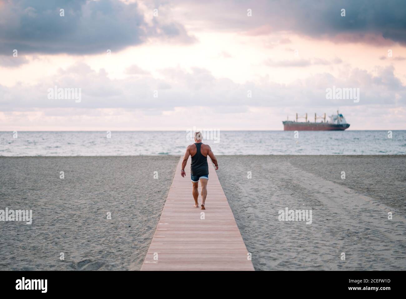 Alt muskulöser mann am strand Fotos und Bildmaterial in hoher Auflösung Alamy