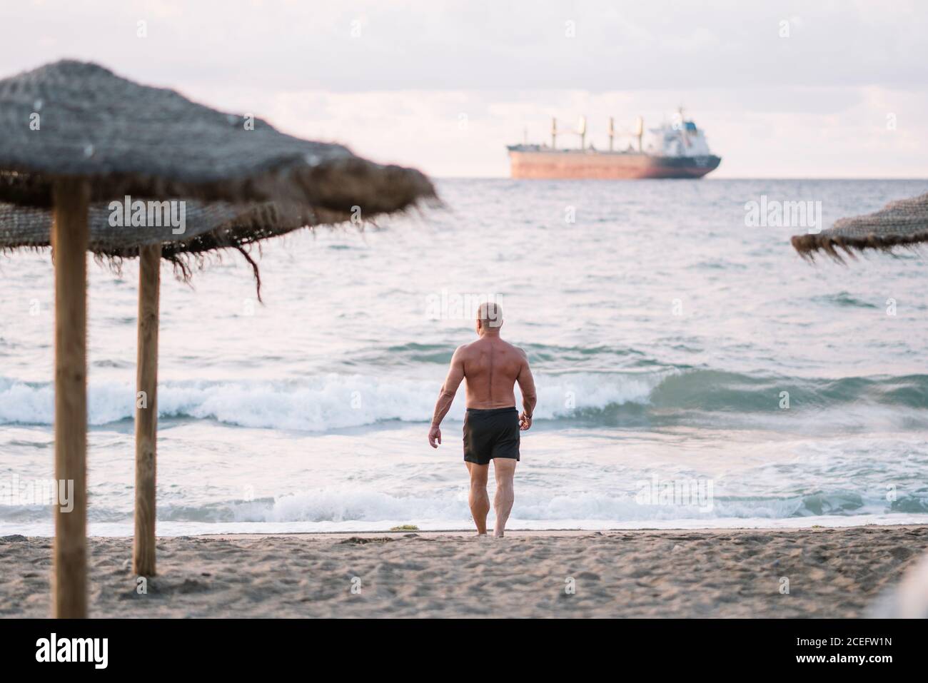 Alt muskulöser mann am strand Fotos und Bildmaterial in hoher Auflösung Alamy