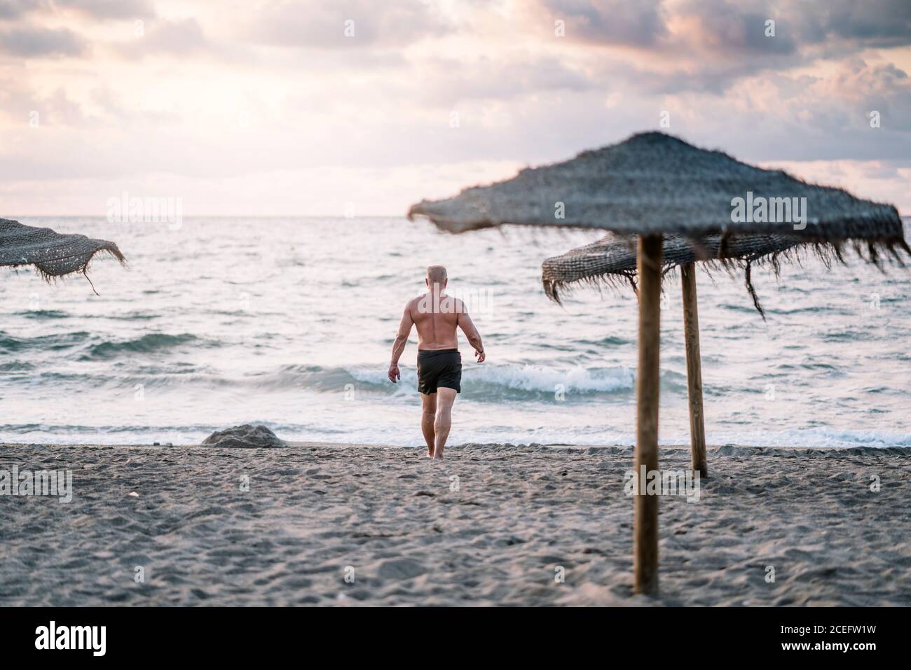 Alt muskulöser mann am strand Fotos und Bildmaterial in hoher Auflösung Alamy