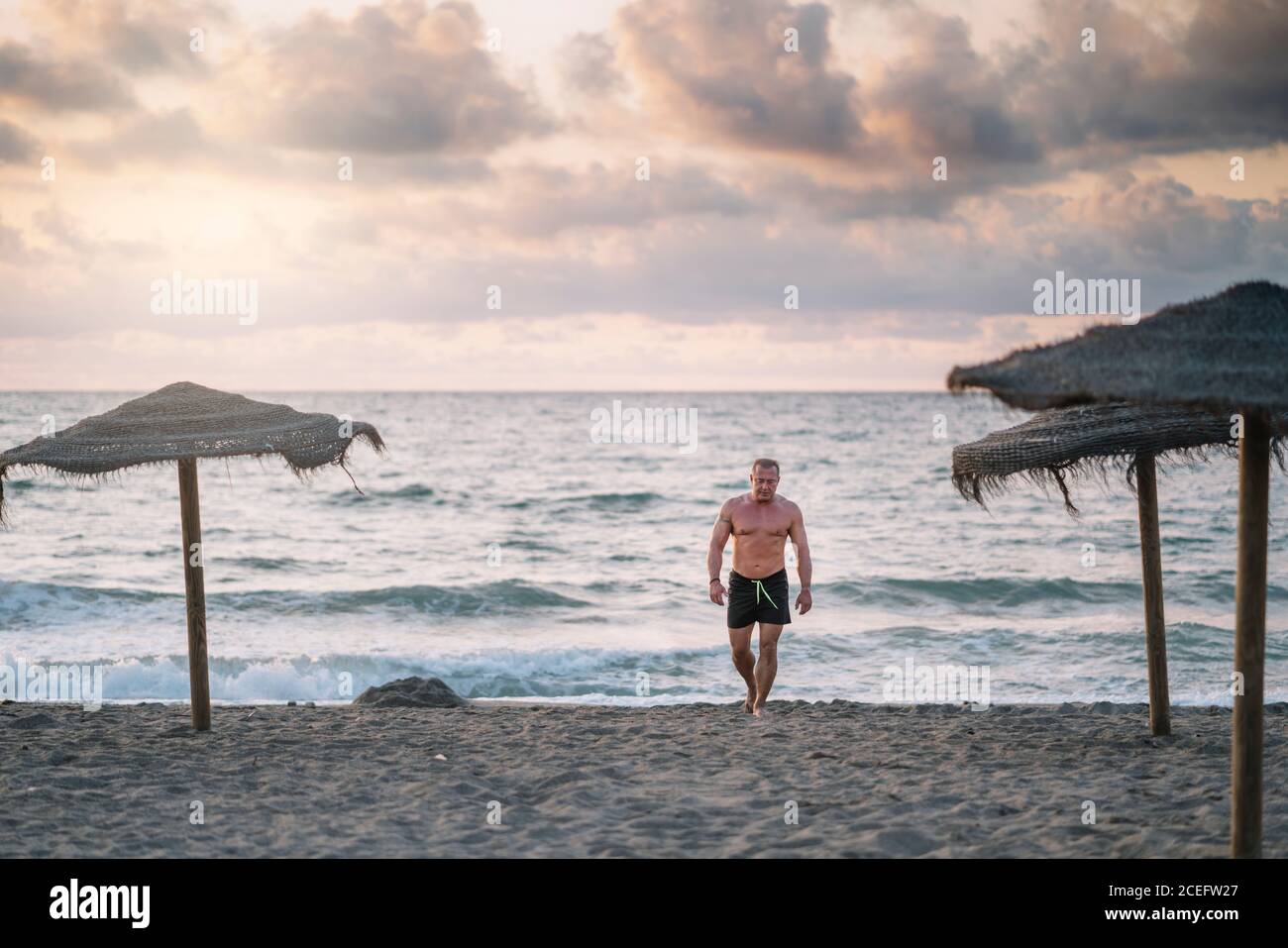 Alt muskulöser mann am strand Fotos und Bildmaterial in hoher Auflösung Alamy