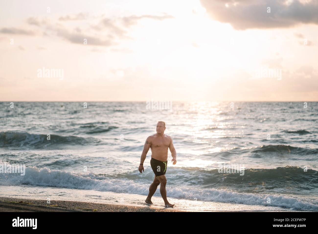 Alt muskulöser mann am strand Fotos und Bildmaterial in hoher Auflösung Alamy