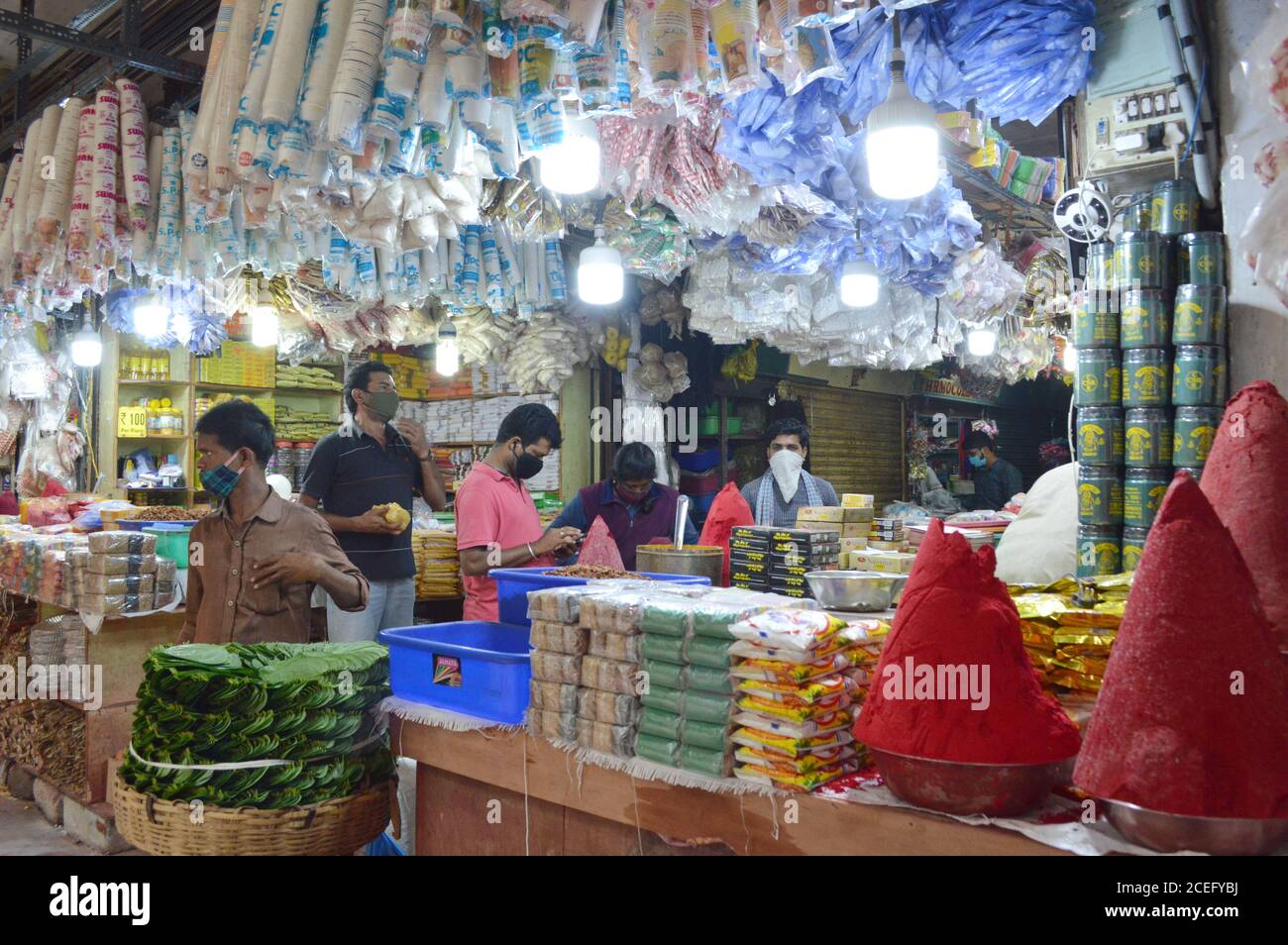 Bangalore, Indien. September 2020. Ladenbesitzer nehmen das Geschäft bei KR Market wieder auf, der nach fünf Monaten der Schließung aufgrund der COVID-19-Pandemie in Bangalore, Indien, am 1. September 2020 wieder eröffnet wird. Quelle: Str/Xinhua/Alamy Live News Stockfoto